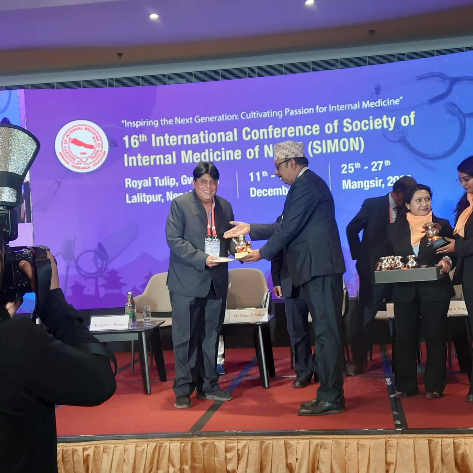 Dr. Niraj Kumar Singh receiving a token of appreciation on the main stage at SIMON 2025.
